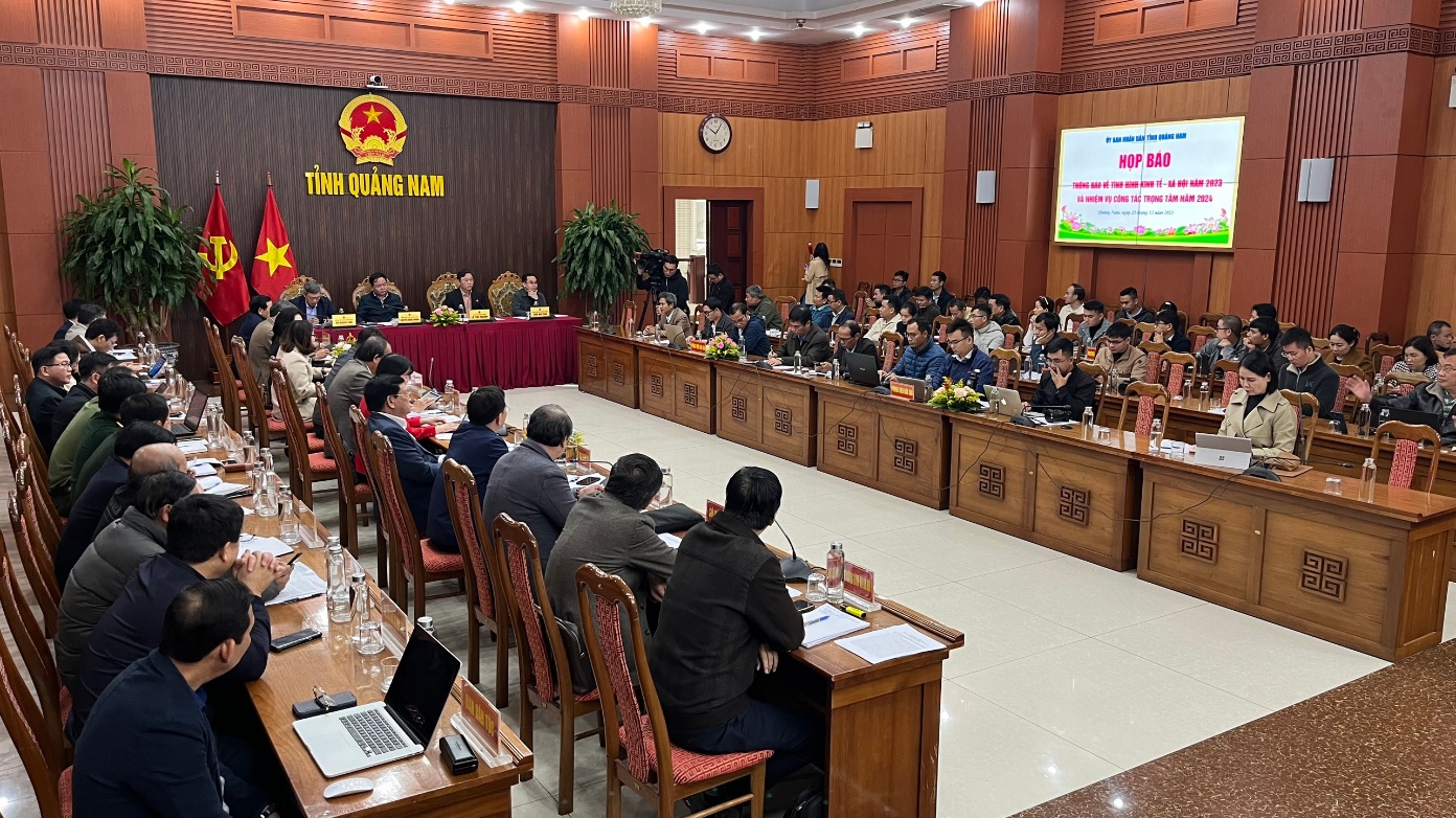 UBND tỉnh họp báo thông báo tình hình KT-XH năm 2023 và nhiệm vụ công tác trọng tâm năm 2024